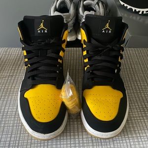 Jordan 1 mid black yellow